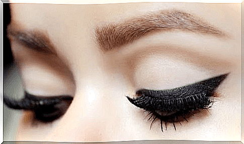 11 tips for outlining your eyes