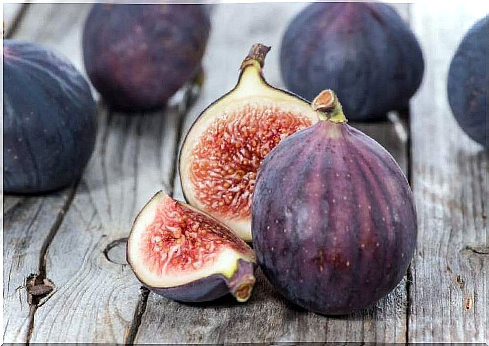 Figs and lemon to lift the eyelids