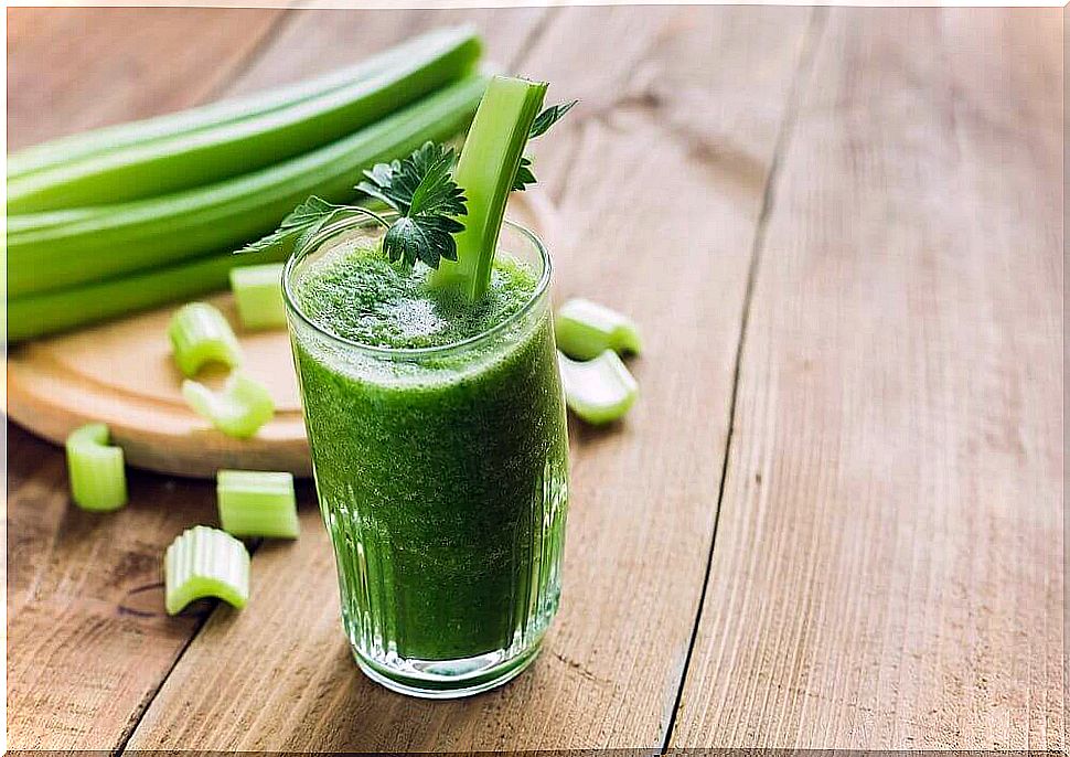 Green juice with celery to improve circulation