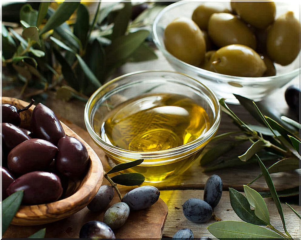 Olive oil helps treat cracks on the lips