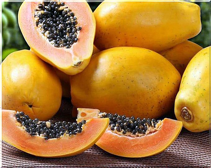 Papaya Pulp Helps Treat Lip Cracks