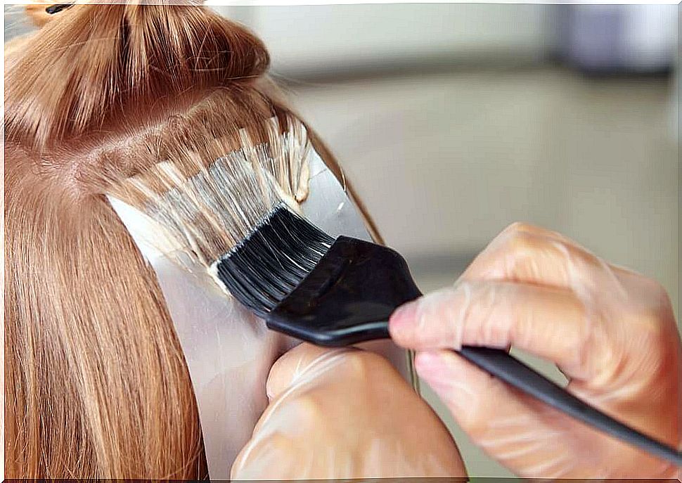 woman dyeing her hair