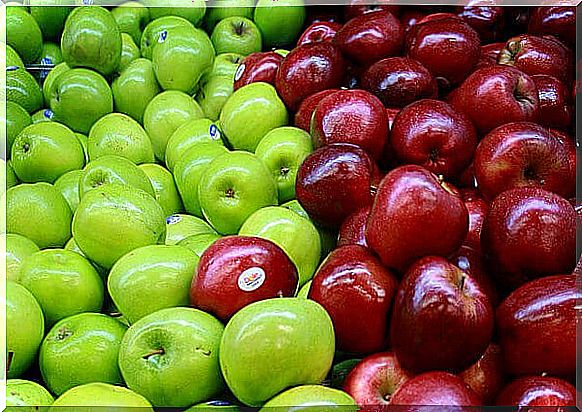 green and red apple