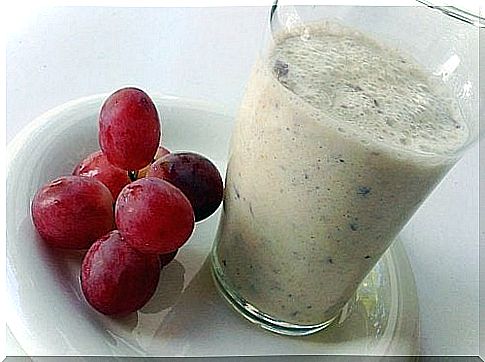 Delicious homemade vitamins with grapes and oatmeal for the heart