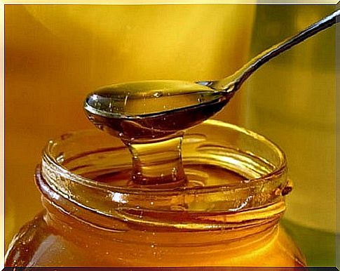 Honey in a homemade mask to rejuvenate and tone the skin