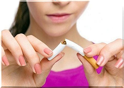 Woman quitting cigarettes to control asthma