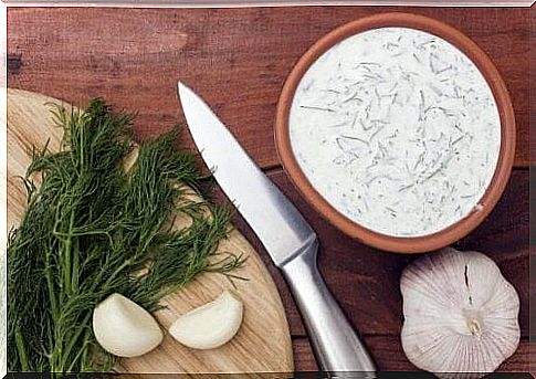 Learn how to prepare tartar and garlic sauce at home