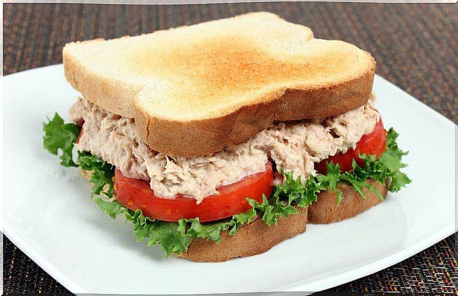 Prepare a delicious tuna sandwich at home