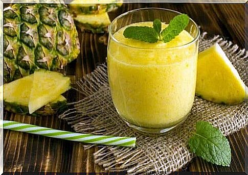 Oat, pineapple and cinnamon smoothie to strengthen knee ligaments and tendons