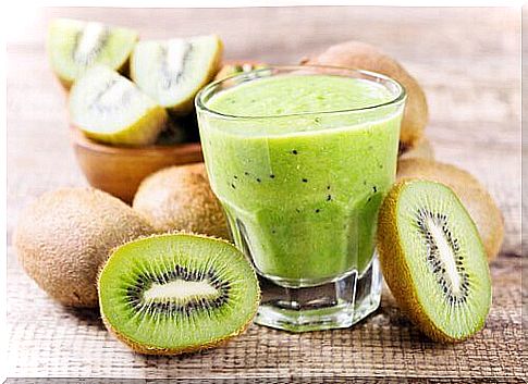 Orange and kiwi juice to treat constipation