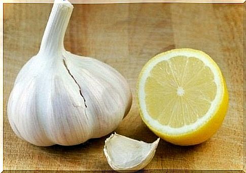 Homemade lemon and garlic nail polish to strengthen nails