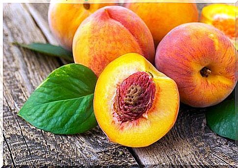 The peach, the fruit of eternal youth